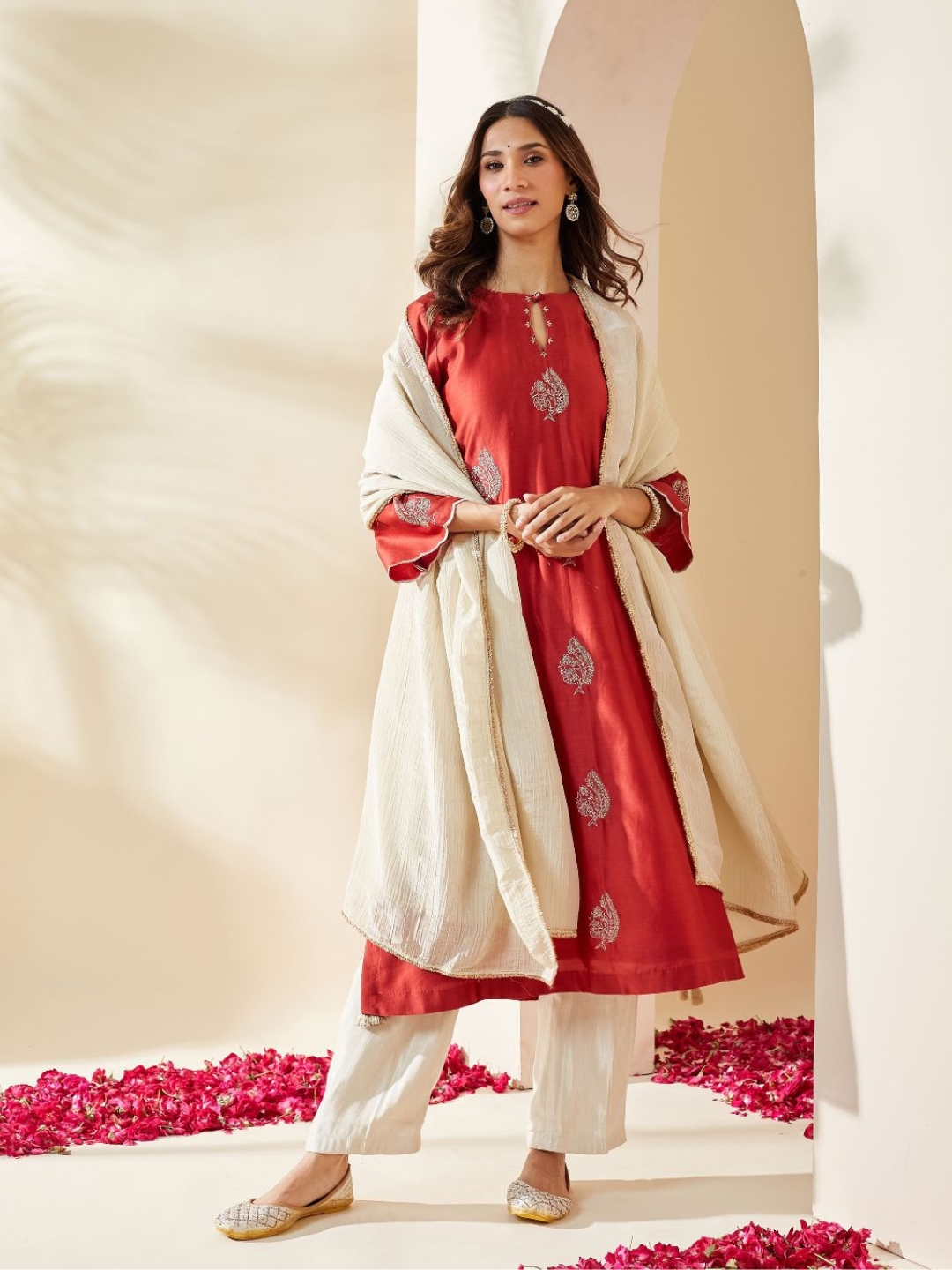 Red Embroidered Chanderi Dilruba Kurta Set (Set of 3)